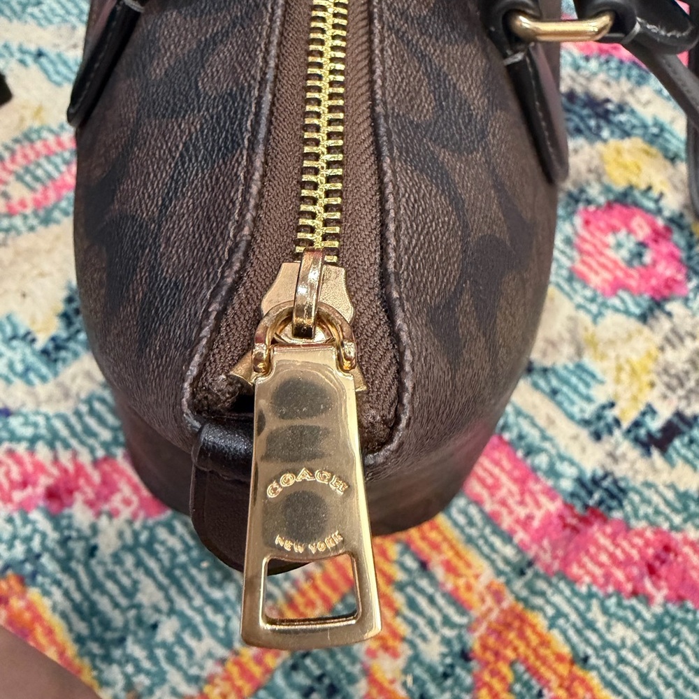 👜 Coach Gallery Tote in Brown Signature canvas with Gold Hardware - Picture 10 of 13